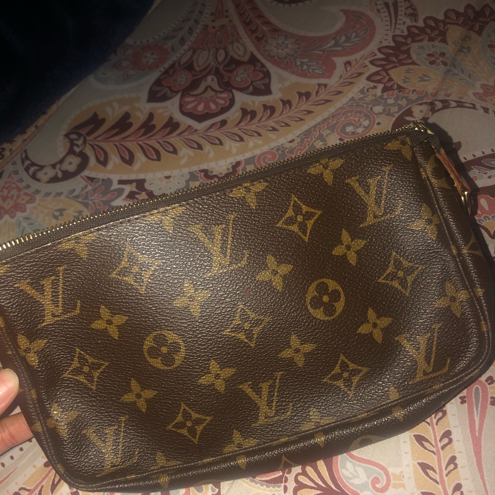 Authentic Louis Vuitton pochette
